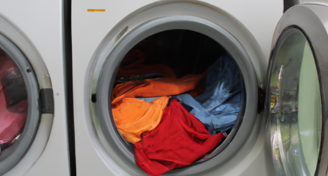 ¿Es recomendable ajustar la velocidad de centrifugado según el tipo de carga de ropa en una lavadora secadora?