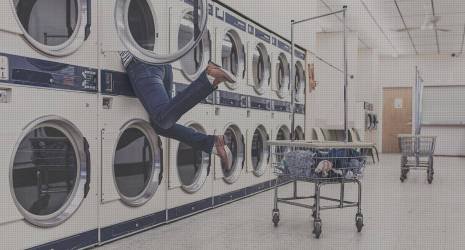 ¿Cómo optimizar el espacio en una lavandería con estantes y organizadores?