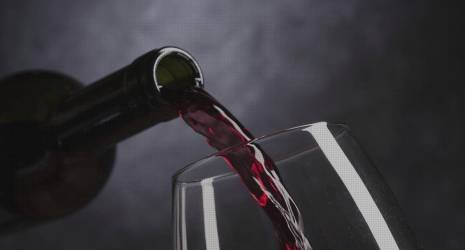 ¿Cómo eliminar manchas de vino tinto con quitamanchas?